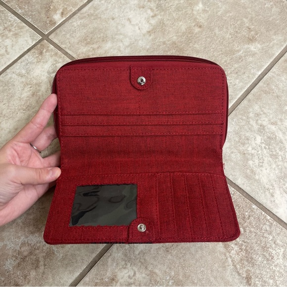 ❤️DISNEYLAND RESORT MICKEY MOUSE WRISTLET WALLET❤️ - Picture 3 of 9